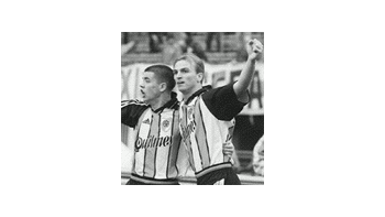 Esteban Cambiasso festeja su gol junto a Andrés DAlessandro.