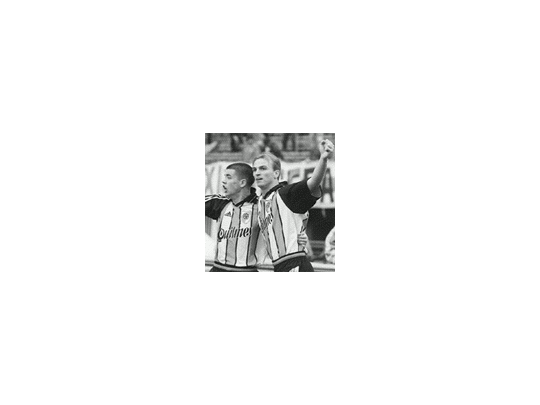 Esteban Cambiasso festeja su gol junto a Andrés DAlessandro.