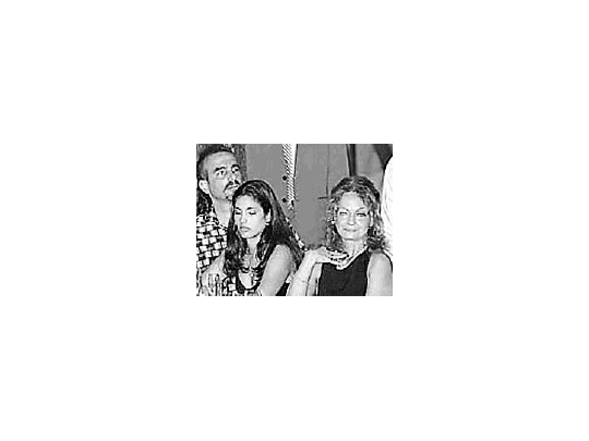 Alejandro Castro, uno de los hijos de Fidel, junto a una amiga y a su madre, Dalia Soto del Valle.