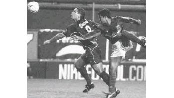 Antonio Barijho avanza ante la marca de un jugador de Cerro Porteño