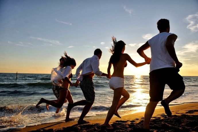 Los 10 mejores destinos para viajar con amigos | Turismo, Viajes - Los Amigos Van A Para Ir A La Playa