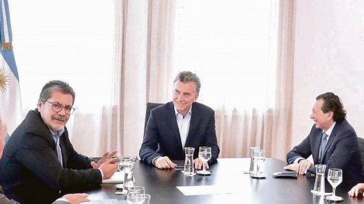 Diálogos. Gerardo Martínez acudió a la quinta de Olivos para presentarle a Mauricio Macri las conclusiones del grupo del G-20 dedicado a la problemática laboral (L-20). De paso insistió con el reclamo de la CGT de una convocatoria al diálogo social de alto nivel con las cámaras empresarias. Por ahora habrá