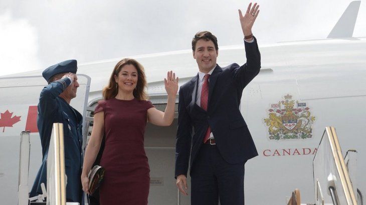 Justin Trudeau, primer ministro de Canadá, junto a la primera dama Sophie Grégoire en su arribo a Buenos Aires.