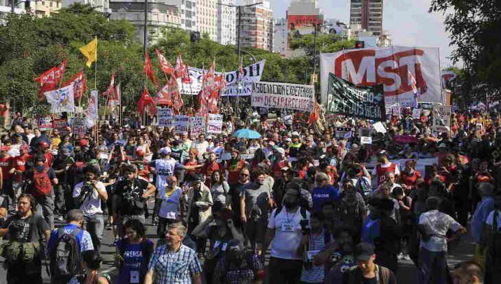 Miles de personas marcharon contra el G20 en medio de un fuerte operativo