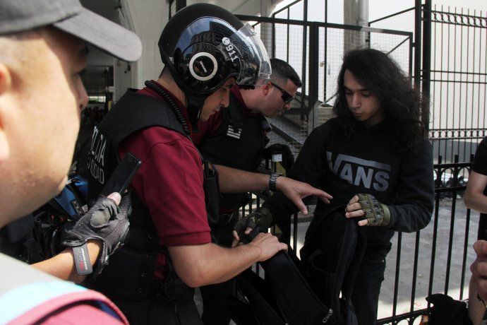 Un estricto operativo de seguridad cercó el perímetro por donde se desarrollaba la marcha.