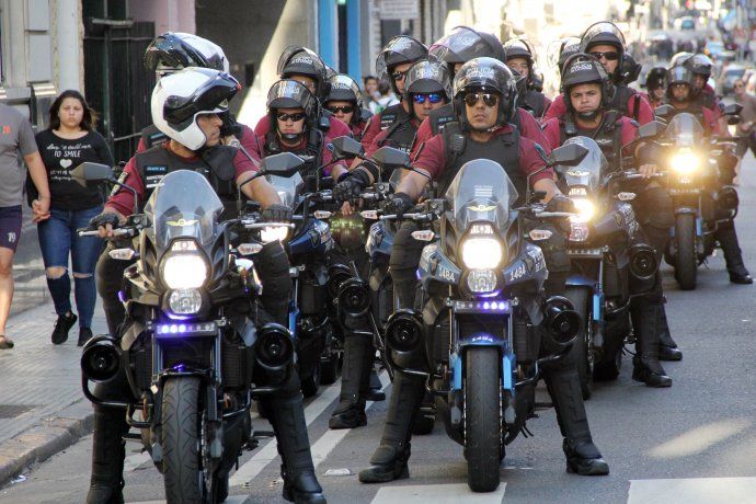 Las motos de la Policía de la Ciudad en formación, una de las postales que se repite en la Buenos Aires blindada.