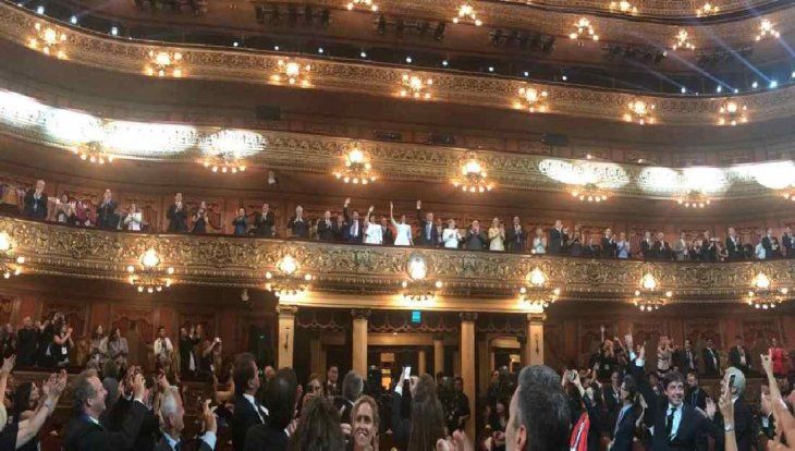 Los mandatarios se apostaron sobre uno de los palcos del Teatro Col&oacute;n.