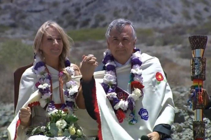 Gerardo Morales y Tulia Snopek durante la ceremonia indígena, por su casamiento.