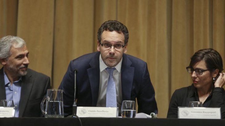 <p>El presidente del Banco Central, Guido Sandleris, anunciaba el 29 de septiembre que su nuevo plan de política monetaria.</p>“/></figure>
<p>El presidente del Banco Central, Guido Sandleris, anunciaba el 29 de septiembre que su nuevo plan de política monetaria.</p>
<p><strong>Noviembre volvió a ser un mes que registró un alza en la cotización: esta vez fue del 5% o $ 1,84</strong> y respondió a cuatro fuertes y puntuales incrementos en ruedas en las que inversores apostaron por un desarme de posiciones, a la baja de tasas de Leliq, a una mayor demanda por cobertura de fin de mes y al desarme del carry trade para volver a dolarizar carteras.</p>
<p>En tanto, <strong>la consultora económica Ecolatina publicó en su último informe sus proyecciones económicas para 2019, de las que se infiere que la carrera nominal será más pareja. En ese marco, proyectó un dólar en torno a $ 51,50.</strong></p>
<p>Entre las causas de una desaceleración en la suba de la divisa, señaló que el tipo de cambio real “no se encuentra atrasado”, de modo que sus presiones alcistas estarían más acotadas. Además, consideró que el esquema de Zona de No intervención cambiaria acotaría dinámicas disruptivas.</p>
<p><strong>Resta saber qué pasará con el dólar de cara a 2019, año de elección presidencial, en el que el jefe de Estado Mauricio Macri y su equipo económico deberán controlar la macroeconomía, y evitar saltos bruscos del dólar para dominar de una vez por todas el “impuesto” más dañino que sufren los argentinos: la inflación.</strong> De esa manera, tendrán más posibilidades de apostar a un nuevo mandato de Cambiemos. De lo contrario, las chances podrían llegar a ser efímeras.</p>
<!-- FB Comments For Wp: http://www.vivacityinfotech.com --><h3 class='coments-title'>Deja tu comentario</h3><p class='commentcount'><fb:comments-count href=