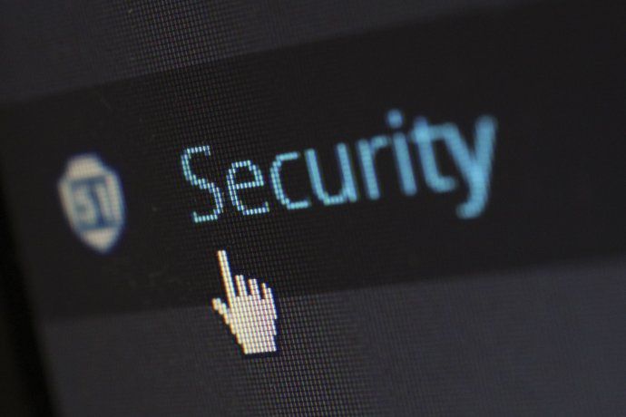 Hoy en día uno de los problemas principales para los especialistas en ciberseguridad es la facilidad con la que se comparten las "Fake News".