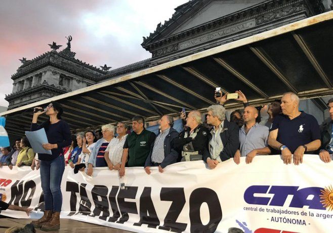 El palco nuclea a diversos dirigentes sindicales de las dos CTA y de la CGT.