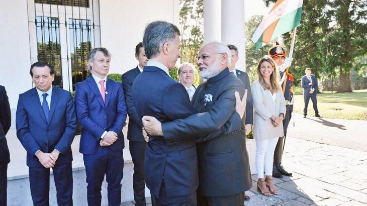 Mauricio Macri y el premier indio, <div data-original-name="Narendra Modi" style="display: inline !important;"><a href="https://www.google.com/search?q=Narendra+Modi&stick=H4sIAAAAAAAAAONgFuLWz9U3MDTIKDbPrlLiBHGMLM0KjbT4AlKLivPzgjNTUssTK4sBN9kTRioAAAA&sa=X&ved=2ahUKEwjNyp-lqPXfAhUCJrkGHcdxDLIQxA0wDHoECAgQLw" title="Narendra Modi" data-ved="2ahUKEwjNyp-lqPXfAhUCJrkGHcdxDLIQxA0wDHoECAgQLw">Narendra Modi</a>.</div>