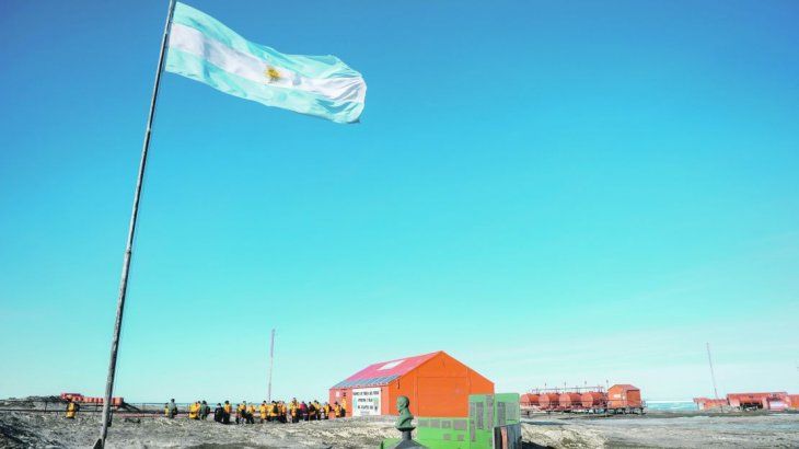 Postales. Imágenes de un viaje relámpago. La vista, imponente, desde la cabina del Hércules. Un abrazo fraternal durante el recambio de personal. Treviranus y Lugones frente a las dotaciones 49 y 50, y la bandera argentina flameando en suelo antártico.