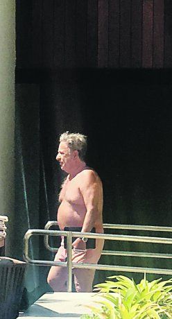 Solo. Eduardo Duhalde se recluyó en enero en la pileta de un cinco estrellas de Rio de Jaineiro.