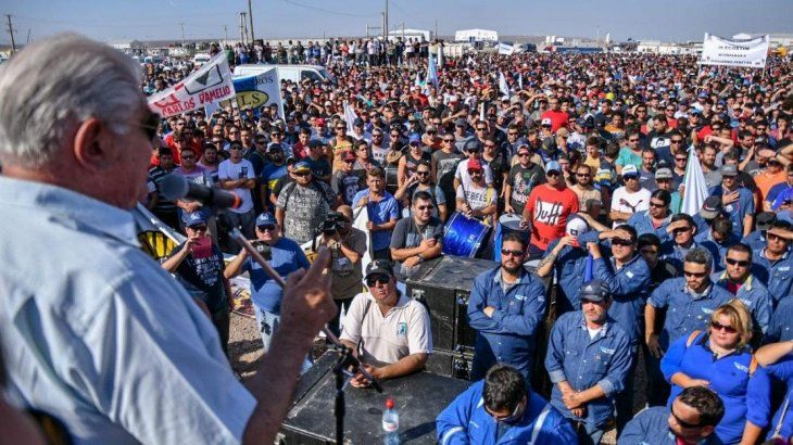 En el sindicato de Guillermo Pereyra tienen cifras precisas sobre las suspensiones de empleados en Vaca Muerta, con 17 equipos levantados: 427 trabajan en perforaciones, 824 en la hidrofractura y 596 en logística, transporte de arena e insumos. Total: 1.847. 