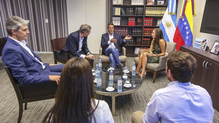 Massa se reunió con la representante de Guaidó en Argentina.