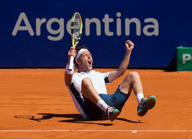 Marco Cecchinato celebra su título en el Argentina Open tras vencer con un resultado abultado al local Diego Schwartzman.