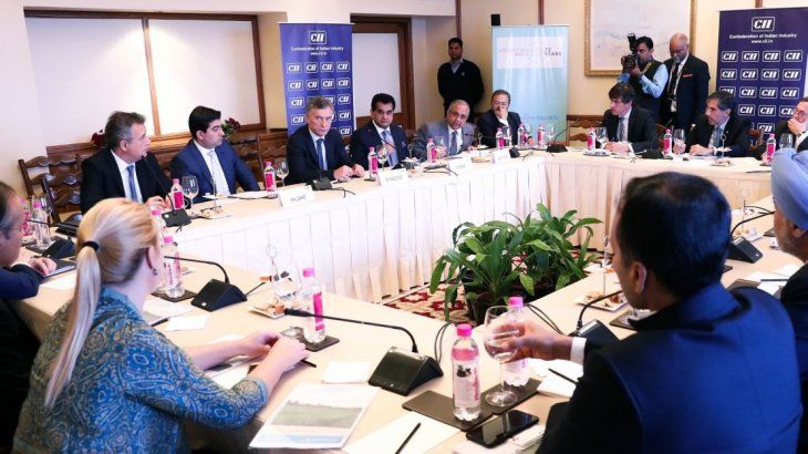 Macri junto a empresarios locales.