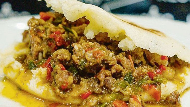 Típica. Las arepas es el plato típico en todos los restaurantes venezolanos. Hechas con harina de maíz, puede tener distintos rellenos.