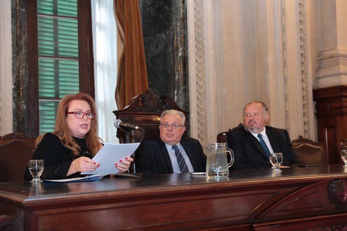 La nueva rectora del CNBA, Valeria Bergman; el rector de la UBA, Alberto Barbieri y el rector saliente, Gustavo Zorzoli en el aula magna de la institución de la calle Bolívar.