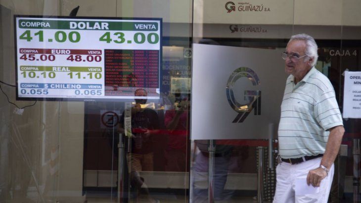 El dólar opera estable a $ 42,65, tras el primer test de subastas del Tesoro