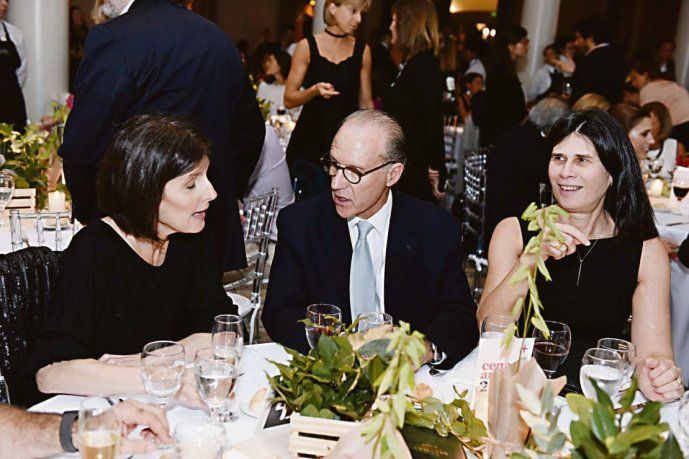 En otra mesa, Carlos Rosenkrantz con Agustina Cavanagh.