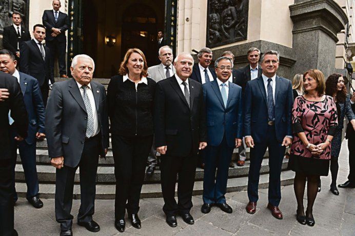 <div>Dólares. Bolsa de Rosario: Miguel Lifschitz, Luis Miguel Etchevehere, Juan Carlos Meroi y Hu Chunhua, viceprimer ministro chino.</div>
