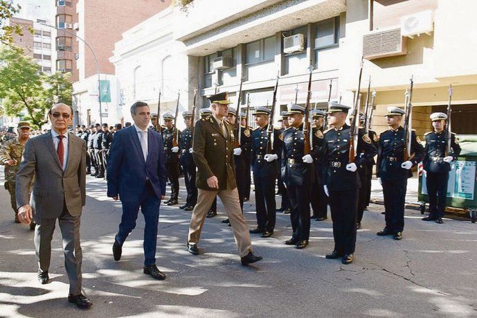 En Córdoba, el intendente y candidato a la gobernación, el radical Ramón Mestre, participó de un desfile en homenaje a los caídos en la guerra.