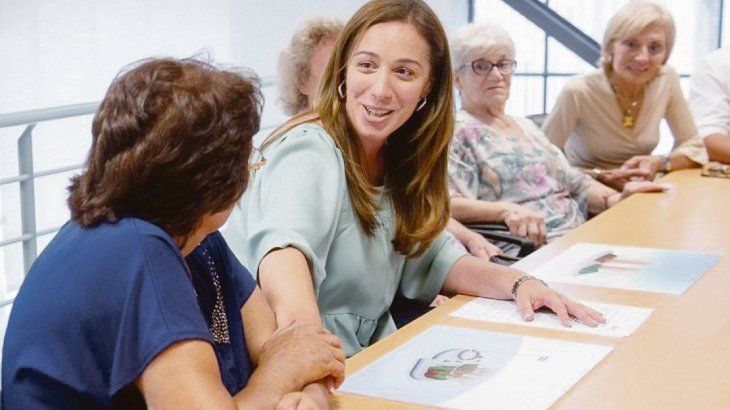 PROMESA. María Eugenia Vidal se reunió con madres de excombatientes y les presentó el boceto de un monumento que se construirá en La Plata para homenajearlas.