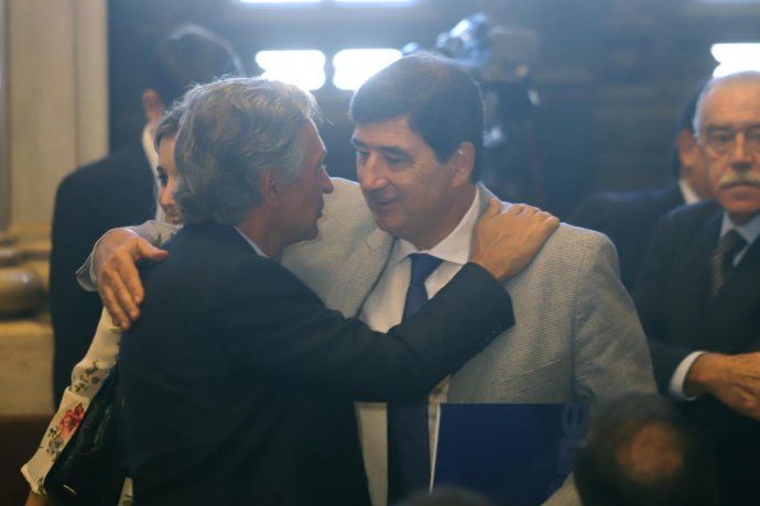 El senador Roberto Basualdo, autor de la iniciativa, saluda al titular de CAME, Gerardo Díaz Beltrán.