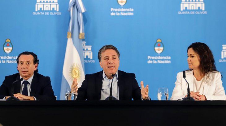 <p>Dujovne, Sica y Stanley, durante los anuncios. </p>