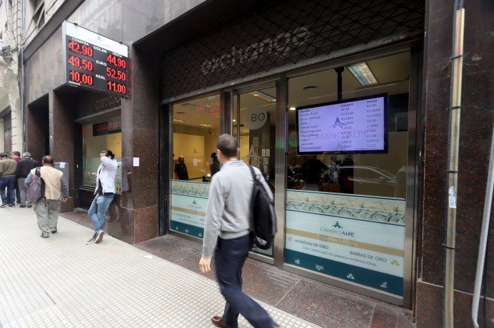 En rueda volátil, el dólar cerró casi estable a $ 46,33 (BCRA intervino en futuros y avaló otra baja de tasa)