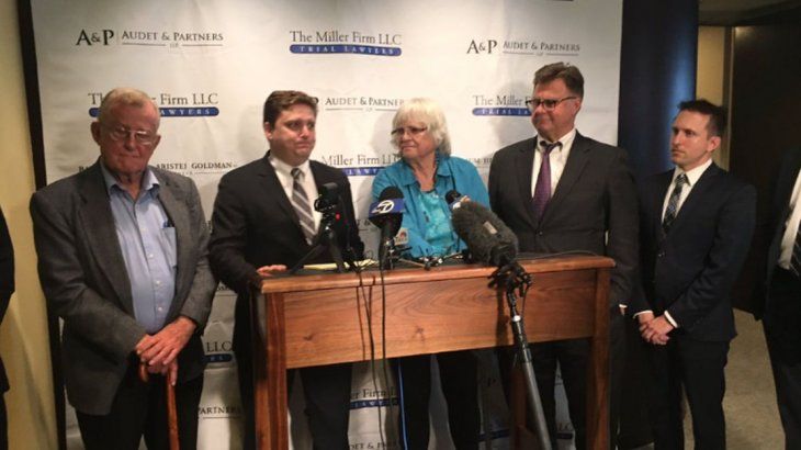 A la izquierda Albert Pilliod, junto a su abogado. Alva Pilliod, en el centro. Por primera vez hablaron tras conocerse el fallo.