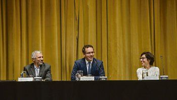 Alivio. Ayer la cúpula del BCRA, Gustavo Cañonero, Guido Sandleris y Verónica Rappoport, celebró el dato de abril. Alivio. Ayer la cúpula del BCRA, Gustavo Cañonero, Guido Sandleris y Verónica Rappoport, celebró el dato de abril.