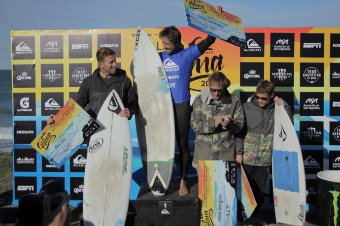 <p>El podio del Quiksilver La Paloma, con Lucas Santamaría (gran ganador), Maxi Siri, Marcelo Rodríguez y Juanchi Arca.</p>