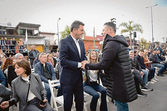 El jefe del Frente Renovador, junto a Malena Galmarini, se mostró el domingo con intendentes K como Gustavo Menéndez (Merlo).