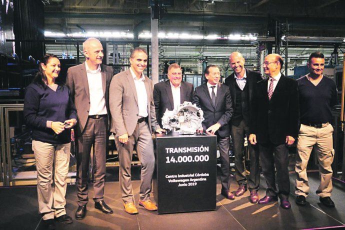 Hito. Los ministros Dante Sica y Guillermo Dietrich presentes en el evento de Volkswagen junto a Thomas Zahn