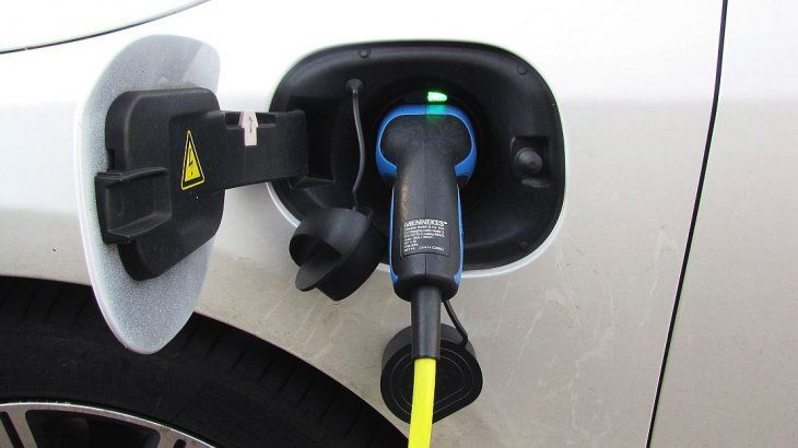 <p>Los autos eléctricos elevarán la demanda de litio los próximos años.</p>