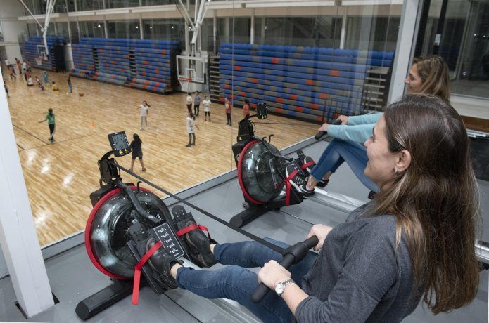 <p>Las chicas tienen vista a las canchas desde el gym. El edificio, ya en total funcionamiento, está abierto a la comunidad.</p>