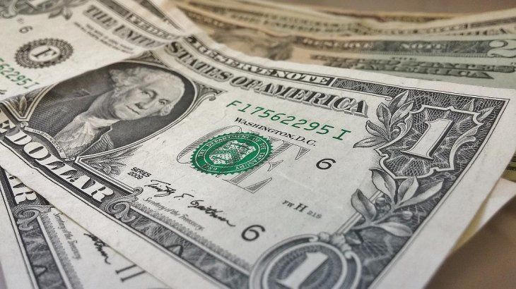 El dólar en caída libre: cedió otros 25 centavos a $ 44,62 (con tasa en 67,3%)