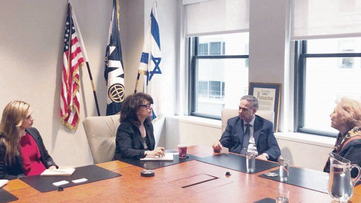 Gira. Miguel Angel Pichetto visitó en EE.UU. la sede del Congreso Mundial JudÃo. Antes habÃa conquistado al fondo de inversión BlackRock.Â