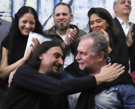 Javier Matías Darroux Mijalchuk y su tío Roberto, quien lo buscó durante más de 30 años.