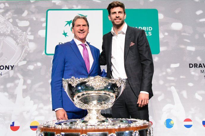 <p>David Hagherty, presidente de la ITF, y Gerard Piqué, fundador de Kosmos, durante el sorteo de las finales de la Copa Davis.</p>