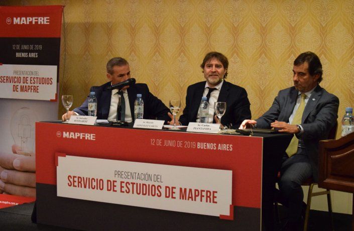 Izq. Salvador Rueda, Gerente General de MAPFRE Argentina.Cen. Ricardo González García, director de Análisis, Estudios Sectoriales y Regulación de MAPFRE.Der. Carlos Piantanida, Gerente de Evaluación de la Superintendencia de Seguros de la Nación (SSN).