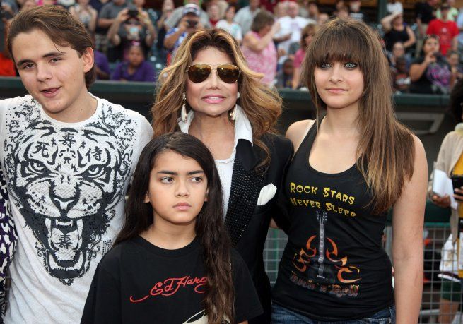 <p>La Toya Jackson junto a los hijos de Michael</p>