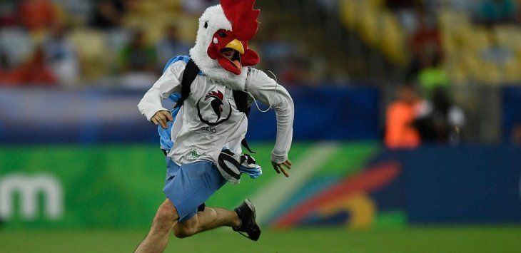 <p>El hincha uruguayo invadió la cancha con la careta de un gallo.</p>