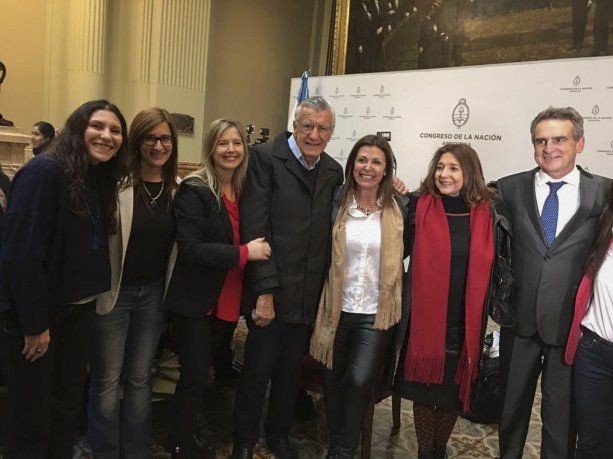 La abogada Marisa Graham (2° der) junto a legisladores peronistas luego de ser aprobada su postulacion como nueva Defensora de los Niños, Niñas y Adolescentes.