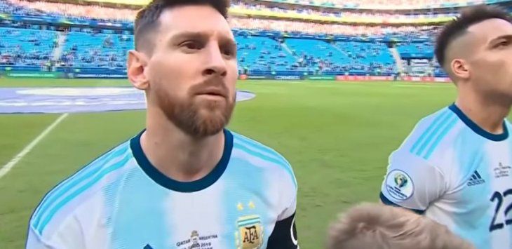 <p>Messi, durante el himno ante Qatar.</p>