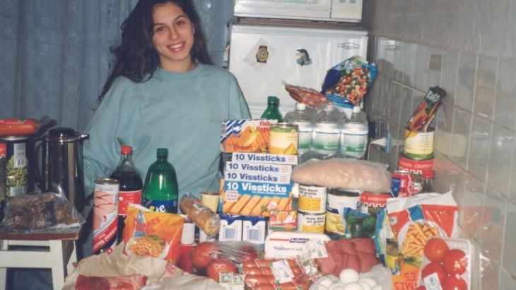 <p>Cada 45 días Federico iba de compras a Varsovia por comida. Aquí, Ximena con las provisiones</p>