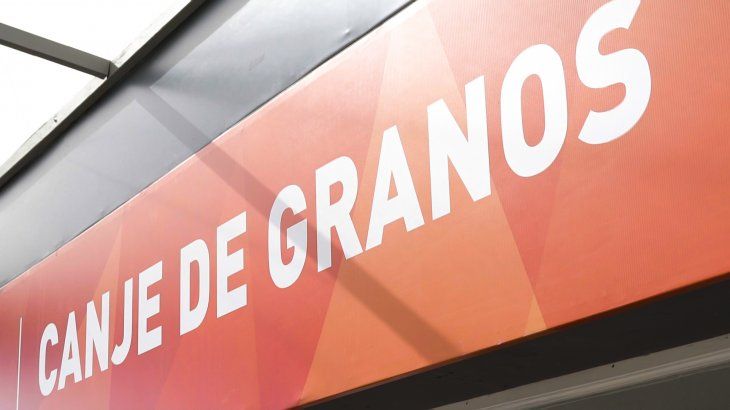 <p>"Todos los años agregamos algo atractivo para que el productor diga que en YPF no sólo viene a comprar el gasoil, el fertilizante o el agroquímico, sino que también puede hacer un canje de cosecha o tomar un producto que le transmite confianza y seguridad para hacer el negocio con YPF y no en otro lado", afirma Fano.</p>